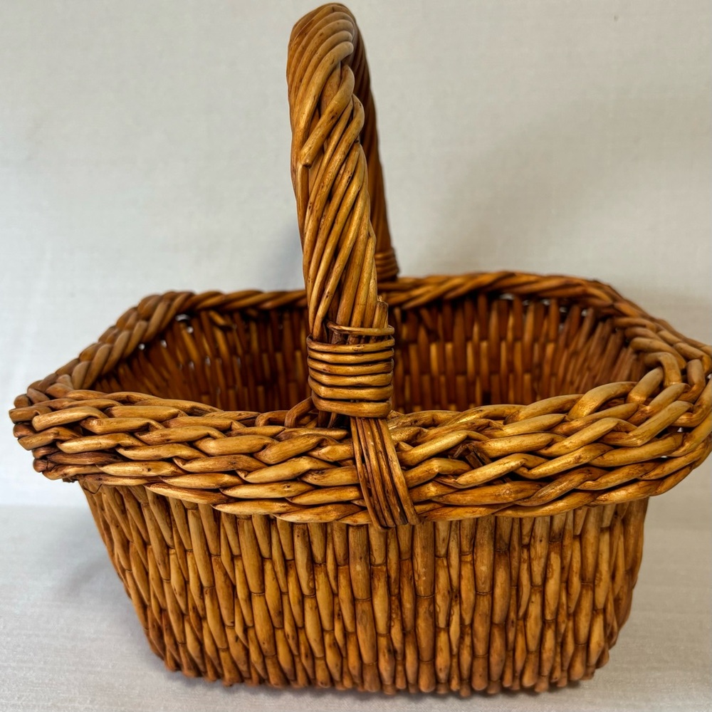 Wicker basket with handle storage gathering fruit flower 10x10X12 EUC